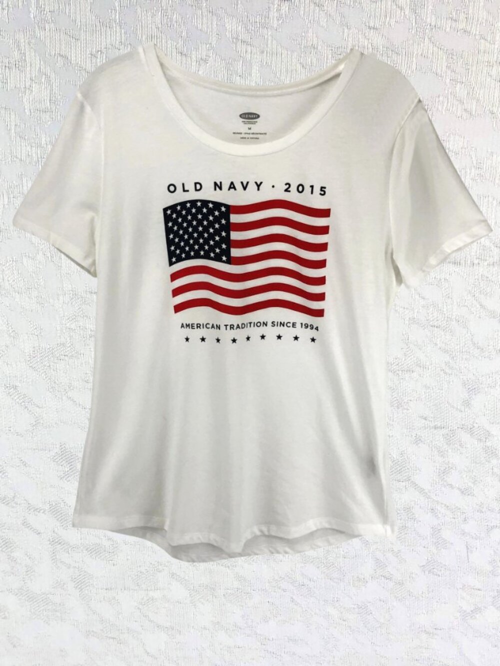 Old Navy White Relaxed Fit Tee Shirt with 2015 American Flag Graphic Size M